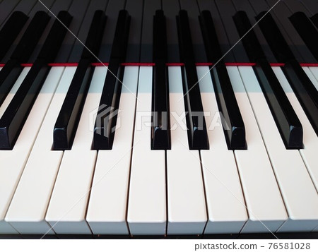piano keyboard 76581028