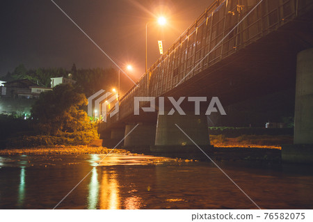 Niuya Bridge in the middle of the night Niuya Bridge in the middle of the night 76582075