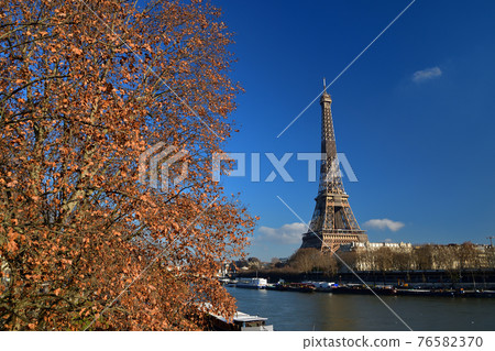 Eiffel Tower and the Seine seen from the Pont de Bir-Hakem, Paris, France Eiffel Tower and the Seine seen from the Pont de Bir-Hakem, Paris, France 76582370