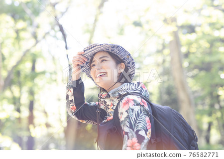 一個女人在新鮮的綠色森林裡享受徒步旅行 一個女人在新鮮的綠色森林裡享受徒步旅行 76582771