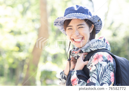 一個女人在新鮮的綠色森林裡享受徒步旅行 76582772