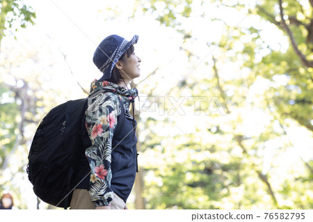 一個女人在新鮮的綠色森林裡享受徒步旅行 一個女人在新鮮的綠色森林裡享受徒步旅行 76582795