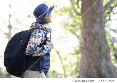 一個女人在新鮮的綠色森林裡享受徒步旅行 一個女人在新鮮的綠色森林裡享受徒步旅行 76582796