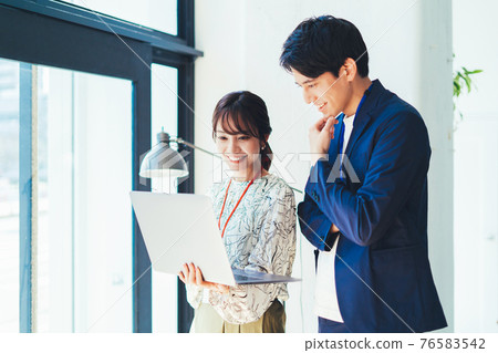Business scene (men and women) Business scene (men and women) 76583542