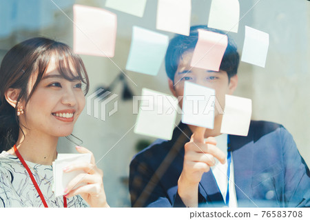 男性和女性思考規劃的商業場景 76583708