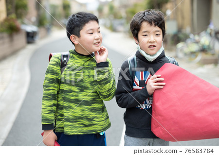 放學回家路上的男孩 放學回家路上的男孩 76583784