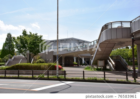 Fujisawa City, Kanagawa Prefecture Fujisawa City Concert Hall, fresh greenery, pedestrian bridge, and National Highway 467 76583961