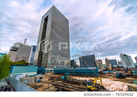 View of Japan's Tokyo cityscape, such as Toshiba (Hamamatsucho Building) swaying in the acquisition proposal (dark clouds in the sky) View of Japan's Tokyo cityscape, such as Toshiba (Hamamatsucho Building) swaying in the acquisition proposal (dark clouds in the sky) 76584682