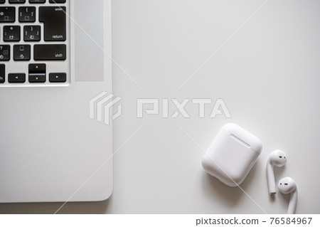 White earphone material 76584967