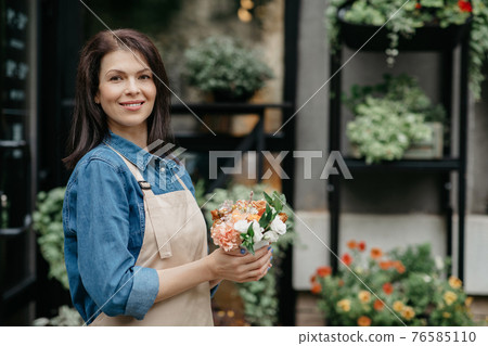Sale of plants and bouquets in studio, small business and online ordering for client Sale of plants and bouquets in studio, small business and online ordering for client 76585110