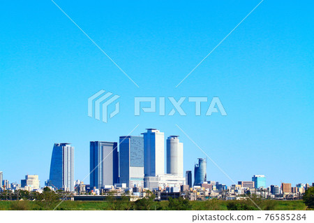 從名古屋市莊內河床看名古屋站前的摩天大樓及其周圍的風景 76585284