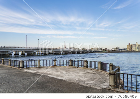 "Enoshima Ohashi" that spans the mainland from Enoshima [Fujisawa City, Kanagawa Prefecture] 76586409