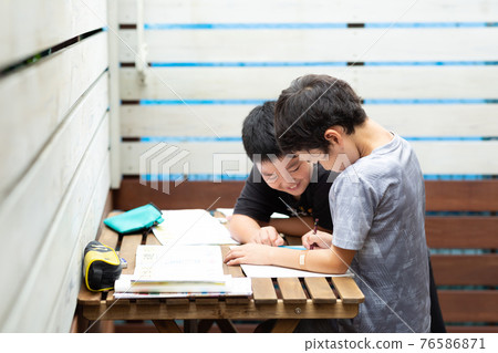 孩子們在花園裡做作業 孩子們在花園裡做作業 76586871
