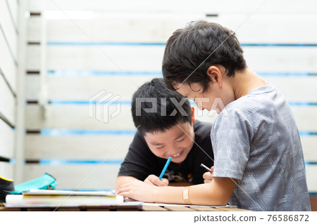 孩子們在花園裡做作業 孩子們在花園裡做作業 76586872