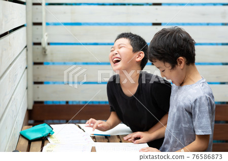 孩子們在花園裡做作業 孩子們在花園裡做作業 76586873