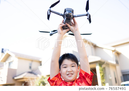 男孩玩無人機 76587491