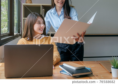 Fund managers team consultation and discuss about analysis Investment stock market by financial paper report. Fund managers team consultation and discuss about analysis Investment stock market by financial paper report. 76588682