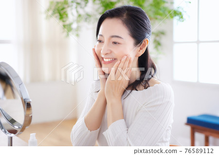 中年女人在做皮膚護理 76589112