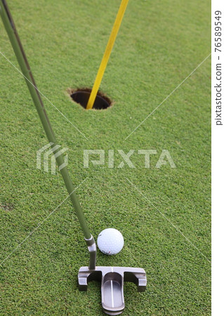 Popular reboil! Balls and putters on the green of sports golf that can be enjoyed by men and women of all ages Popular reboil! Balls and putters on the green of sports golf that can be enjoyed by men and women of all ages 76589549