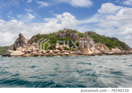 Beautiful landscape of viewpoint in sunny day at Koh Nang Yuan Island Beautiful landscape of viewpoint in sunny day at Koh Nang Yuan Island 76590230
