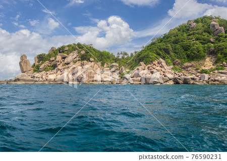 Beautiful landscape of viewpoint in sunny day at Koh Nang Yuan Island 76590231