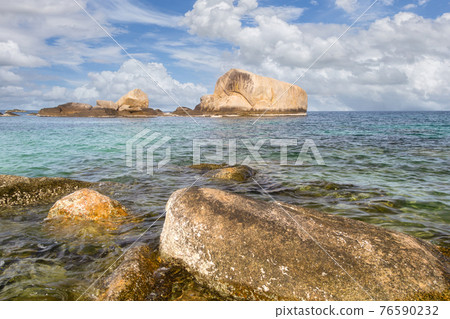 Beautiful landscape of viewpoint in sunny day at Koh Nang Yuan Island 76590232