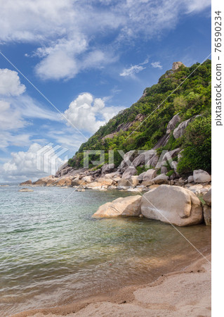 Beautiful landscape of viewpoint in sunny day at Koh Nang Yuan Island Beautiful landscape of viewpoint in sunny day at Koh Nang Yuan Island 76590234