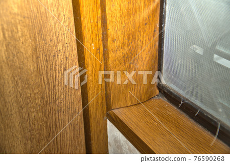 The surface of the window frame and the closet door that have floated due to humidity 76590268
