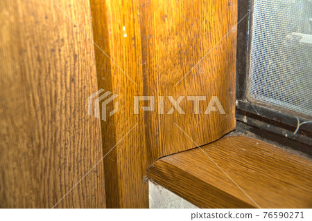 The surface of the window frame that floats and undulates due to humidity 76590271