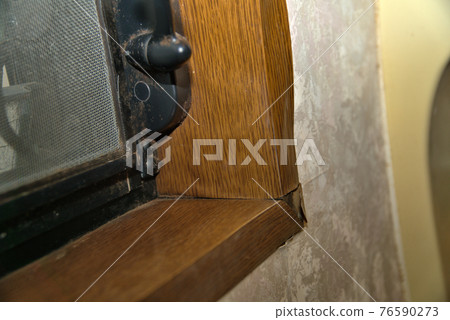 The surface of the window frame that floats and undulates due to humidity, and the moldy crosspiece and handle 76590273