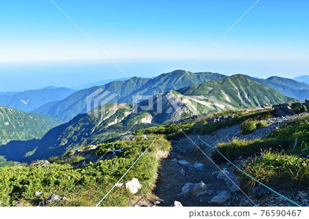 清晨的白馬山頂附近，通往光蓮岳的山脊 76590467