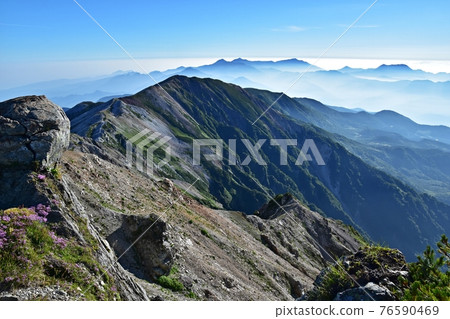 清晨的白馬山頂附近，通往光蓮岳的山脊 76590469