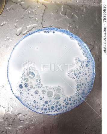 Soak the finished dishes in water with dish detergent. Soak the finished dishes in water with dish detergent. 76590656