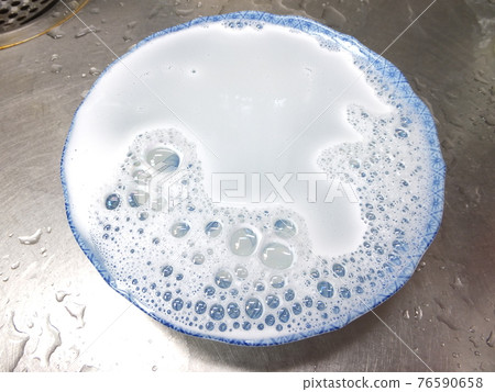 用洗潔精將完成的菜餚浸泡在水中。 76590658