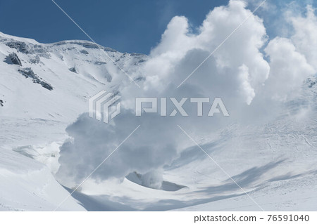 大雪山藍天、噴氣孔和旭岳 大雪山藍天、噴氣孔和旭岳 76591040