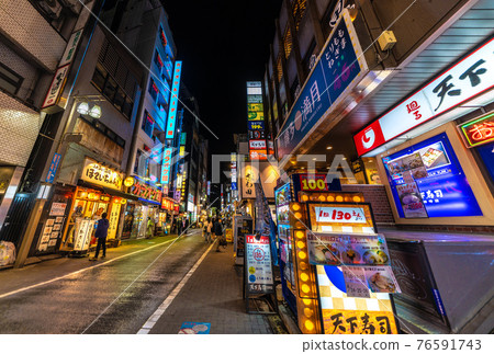 日本東京城市景觀，俯瞰從吉祥寺站延伸的購物街 = 4 月 12 日 76591743