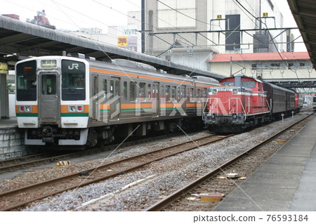 DD51型機車司機在八公線與211系列車一同進行訓練（在高崎站） 76593184