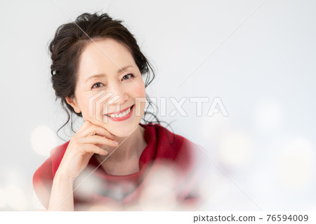 Senior women's portrait Senior women's portrait 76594009