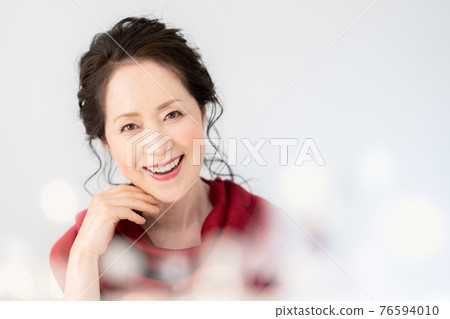 Senior women's portrait 76594010