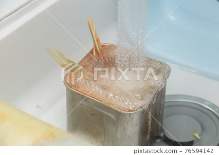 Cool the boiled prawns in the kitchen water Cool the boiled prawns in the kitchen water 76594142