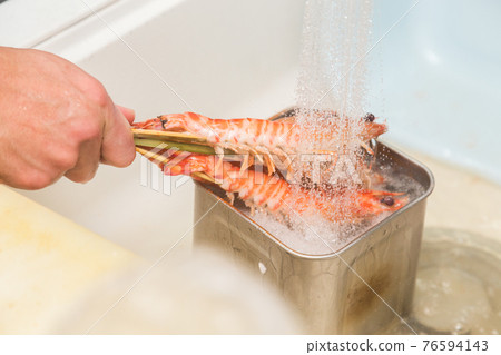 Men's hands to cool boiled shrimp 76594143