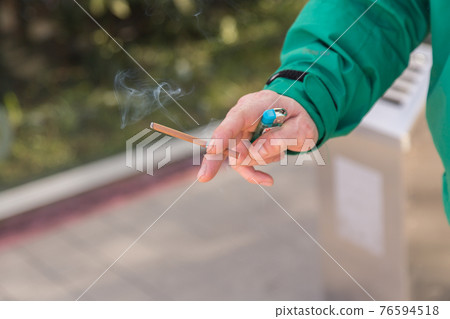 抽煙的男人的手 抽煙的男人的手 76594518
