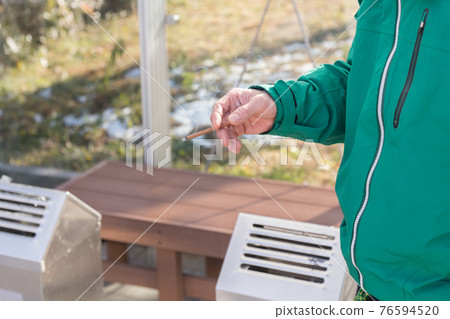 抽煙的男人的手 抽煙的男人的手 76594520