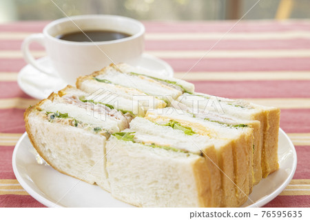 美味的混合三明治和咖啡 76595635