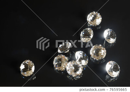 Several excellent pure diamonds with reflection on black mirror background close up view. Jewelry diamonds sale, invitation, action, discount banner, poster, card template copy space 76595665