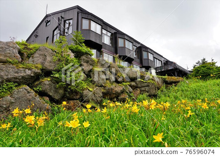 Yokote summit Hutte and Nikko Kisuge flowers 76596074