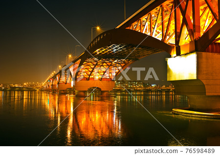 Winter Seongsandaegyo Bridge with Beautiful Reflections Winter Seongsandaegyo Bridge with Beautiful Reflections 76598489