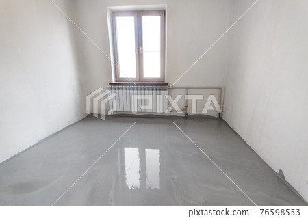 New self leveling floor is poured into the emty room New self leveling floor is poured into the emty room 76598553