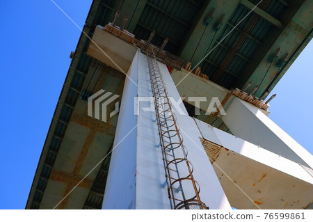 Work ladder up to the highway 76599861