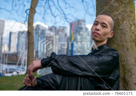 坐在樹下的太極服裝的中國人 76601171